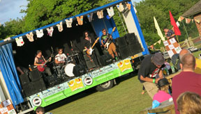 Lupinis on stage with banners from Auraprint